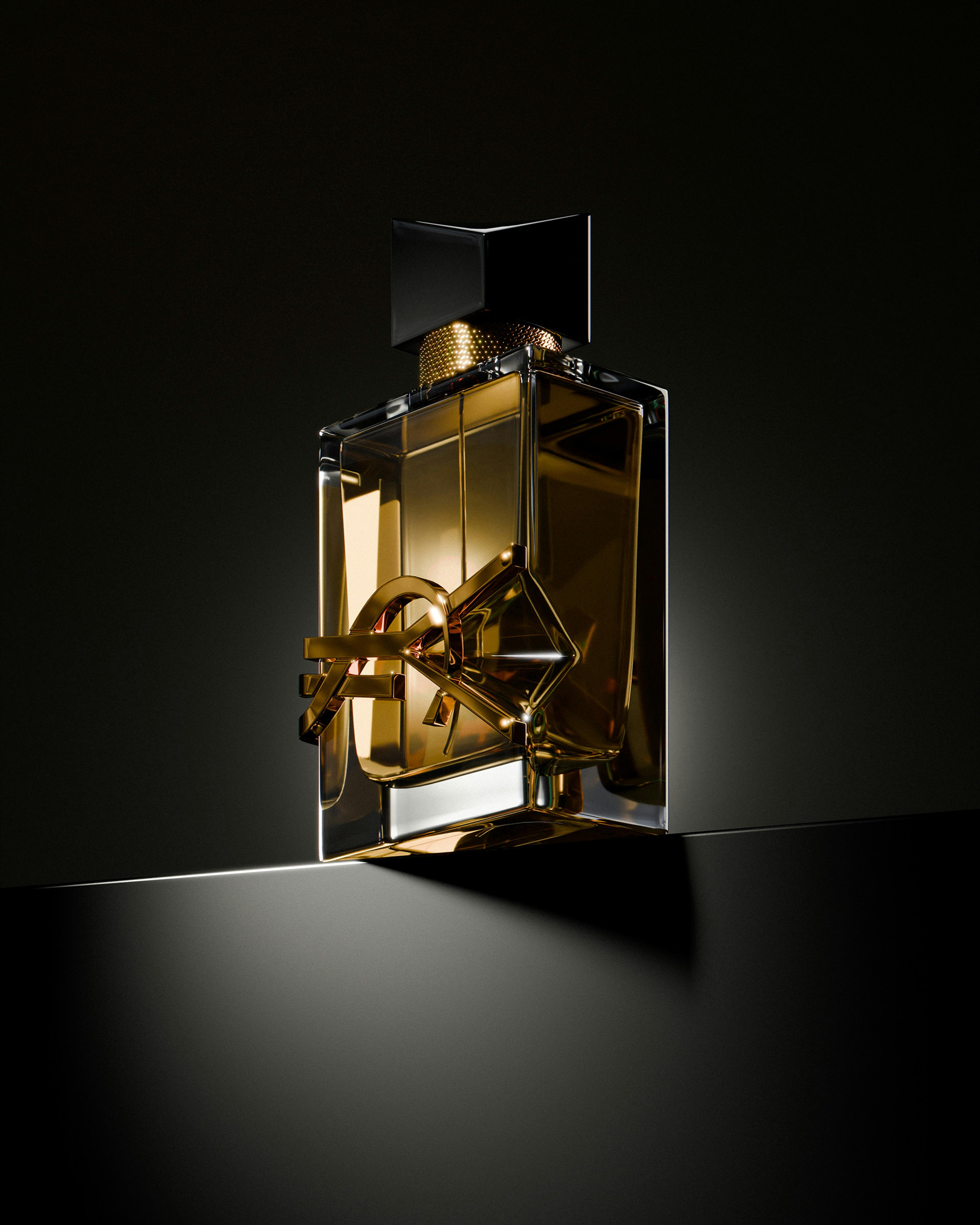 Frasco de perfume con reflejos dorados